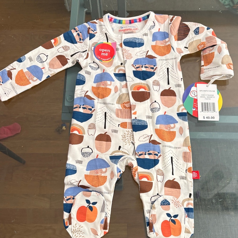 Magnetic Me Hide N' Squeak Modal Magnetic Footie